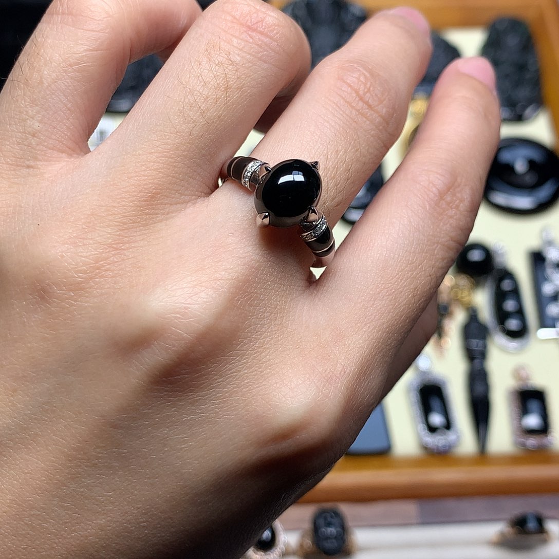 翡翠18K金镶嵌戒指蛋面