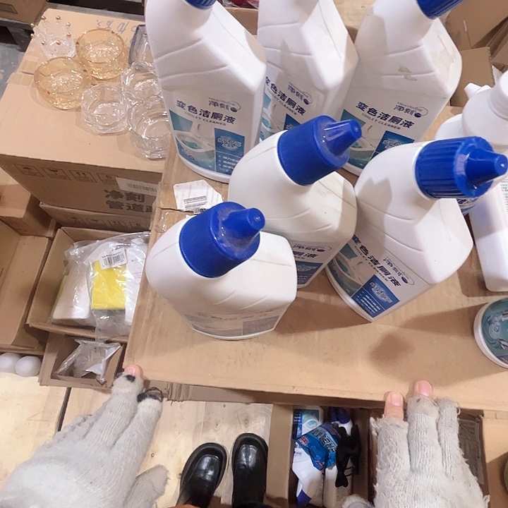 洁厕液拍一发三。   