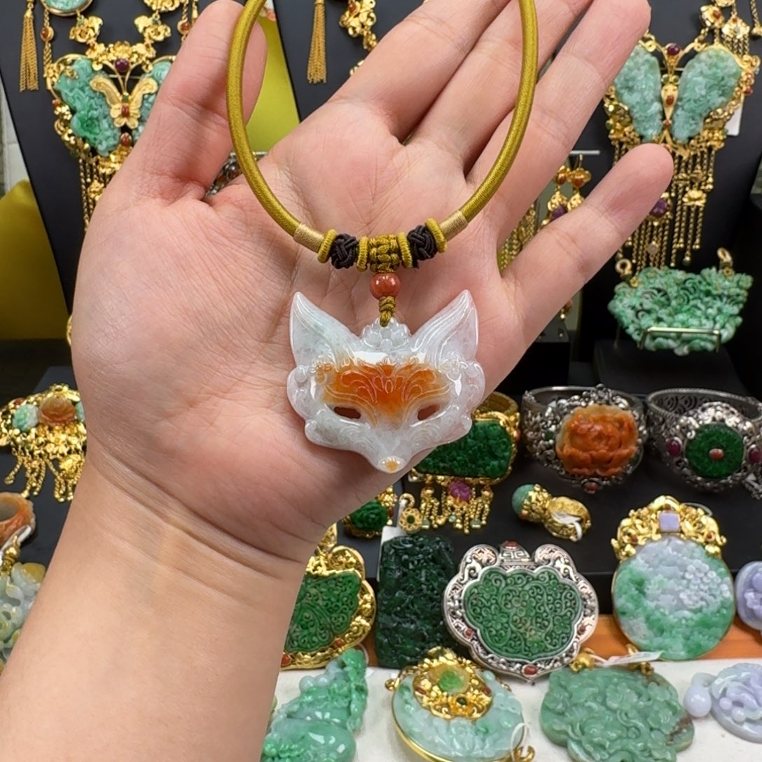 翡翠未镶嵌颈饰炸价