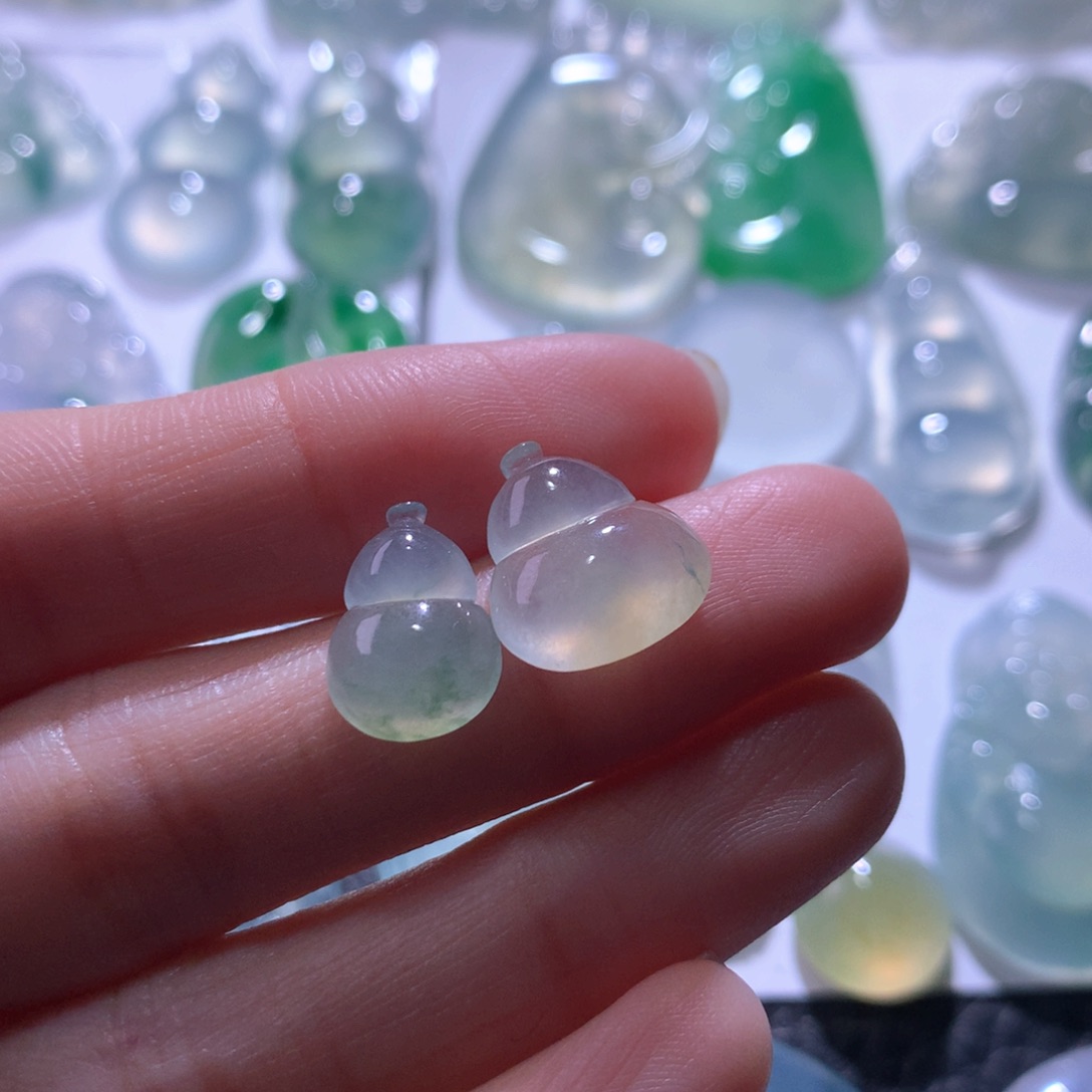 翡翠未镶嵌颈饰一对