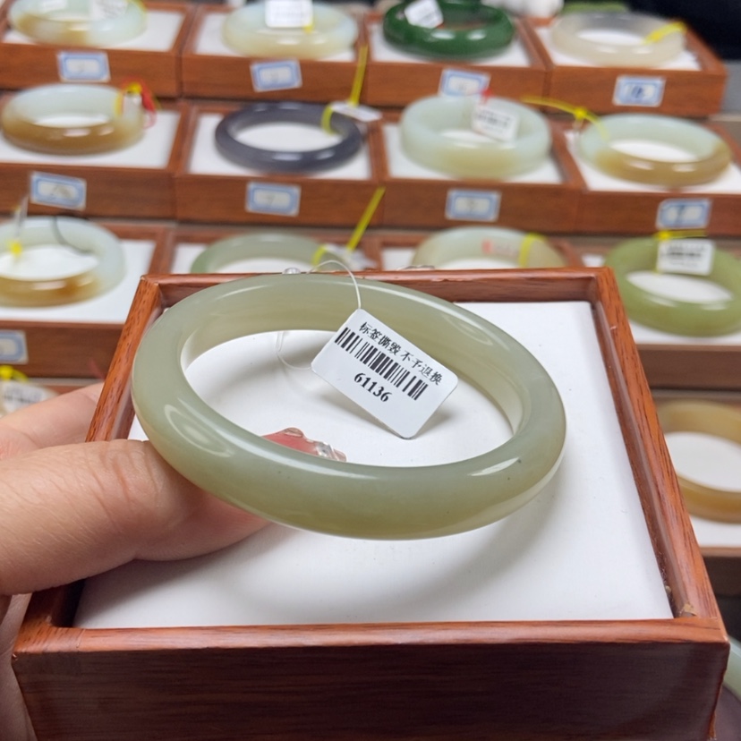 【闪购商品】和田玉手镯未镶嵌57