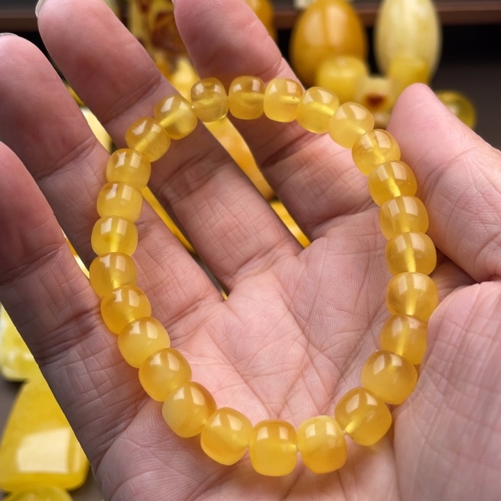 琥珀未镶嵌颈饰如图