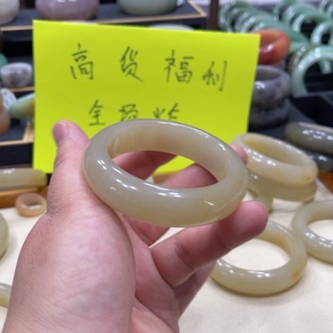 未镶嵌手镯石英质玉