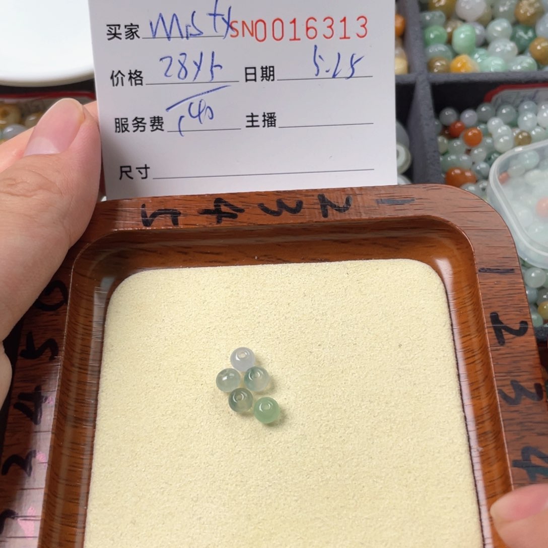 翡翠未镶嵌颈饰?****·