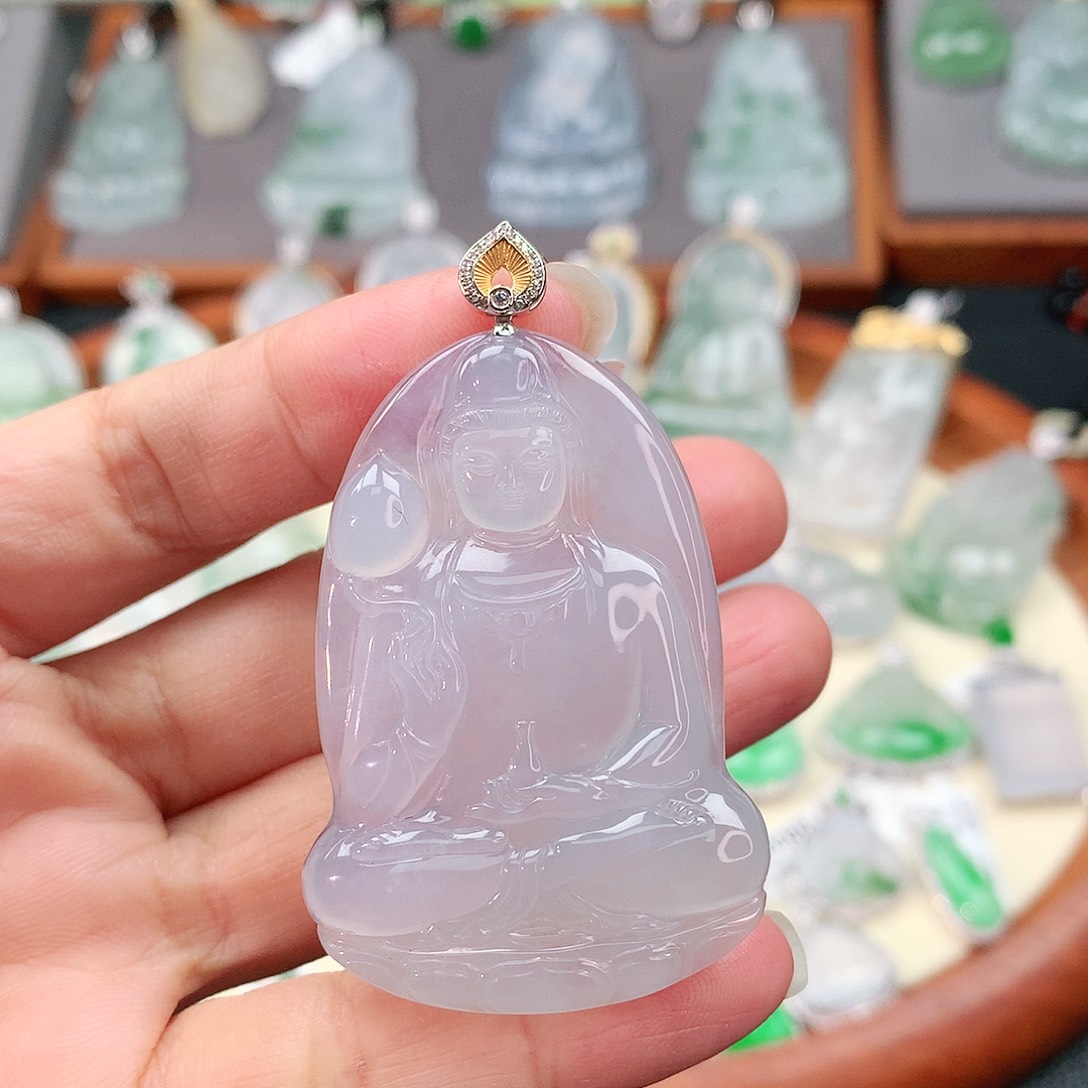 颈饰18K金镶嵌翡翠素衣观音