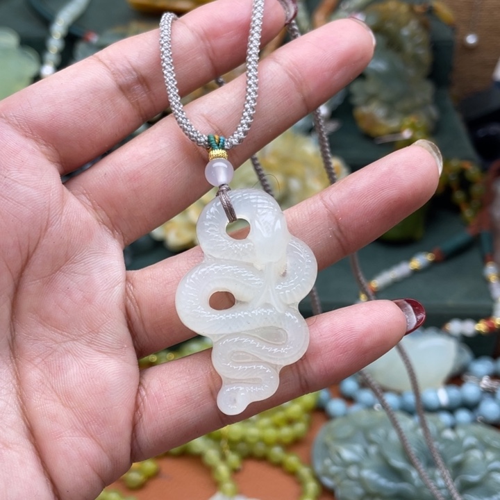 蛇纹石玉吊坠合金