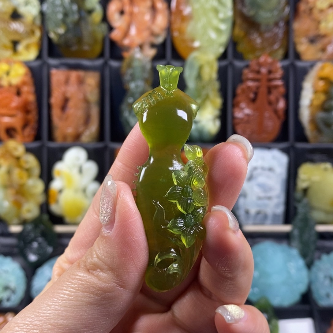 蛇纹石玉颈饰合金