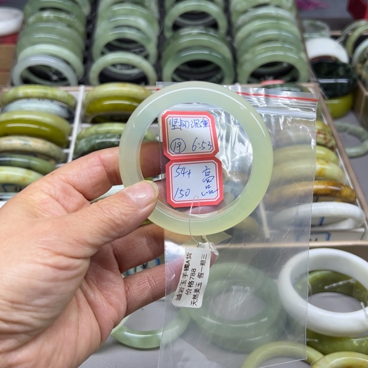 坚***着蛇纹石玉未镶嵌手镯19