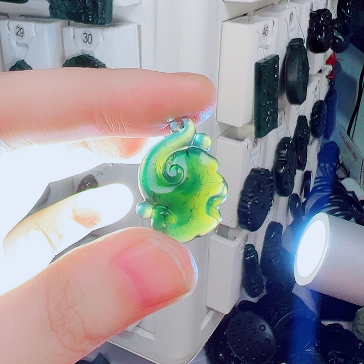 蛇纹石玉颈饰未镶嵌