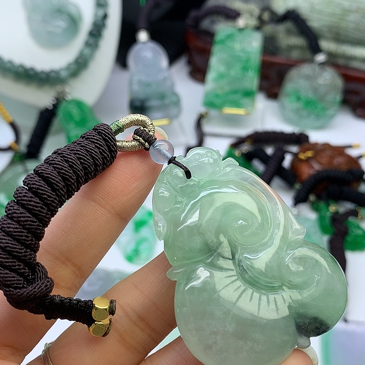 翡翠未镶嵌吊坠(赠链)
