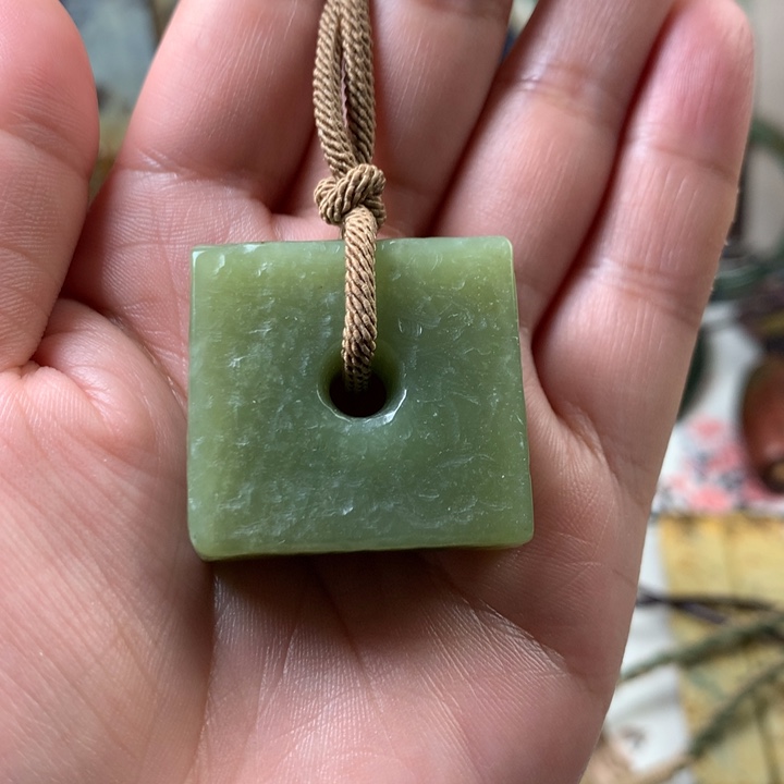 透闪石质玉挂件未镶嵌