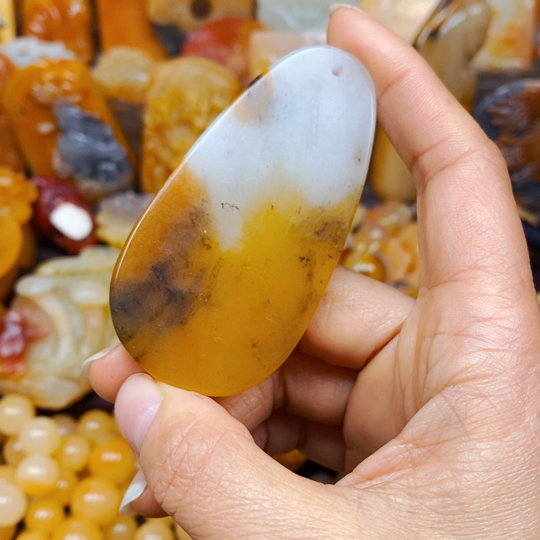石英质玉（黄龙玉）颈饰未镶嵌