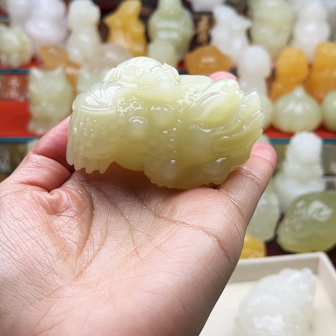 涛***旧石材金蟾手把摆件