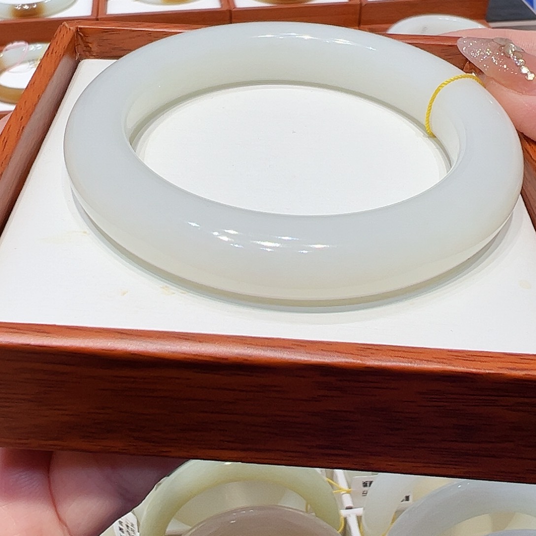 和田玉手镯未镶嵌玫*?