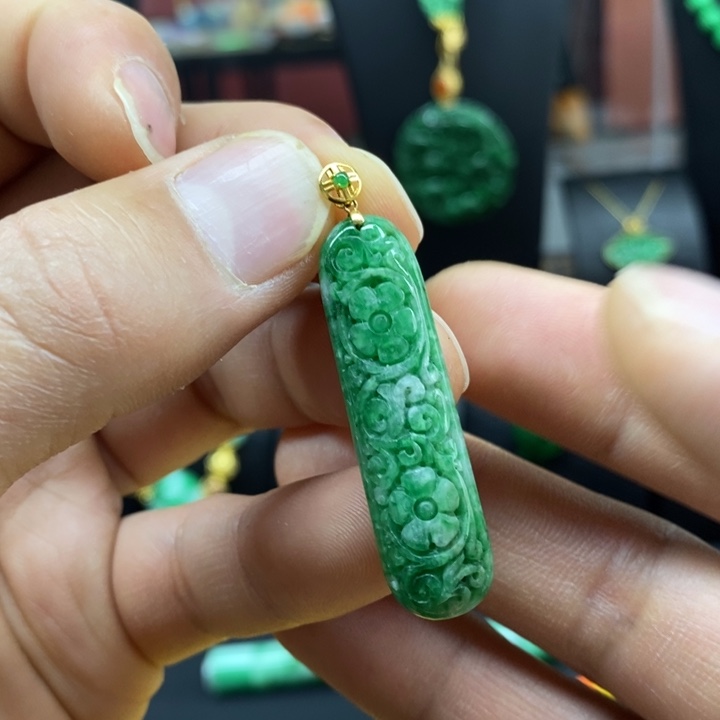 翡翠颈饰18K金镶嵌吊坠
