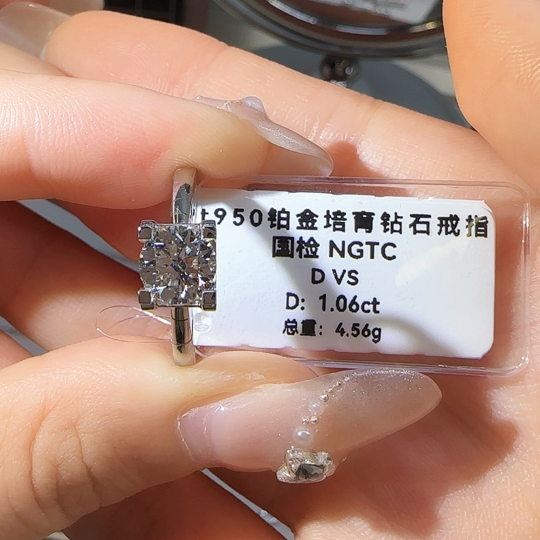 实验室培育钻石18K金镶嵌一克拉牛头 10-17圈