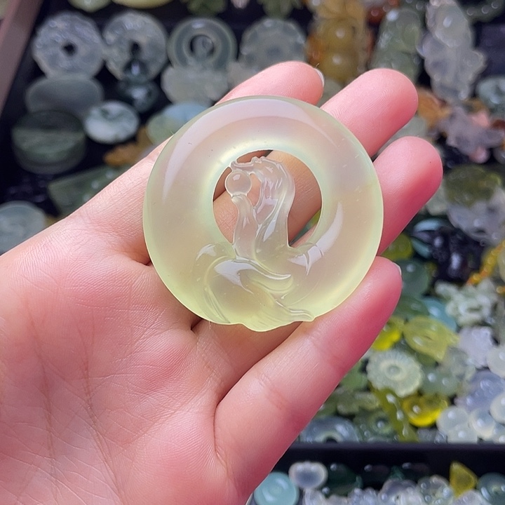 蛇纹石玉合金颈饰掌上明珠