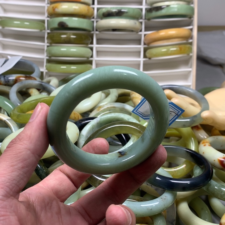 蛇纹石玉手镯未镶嵌错****墨