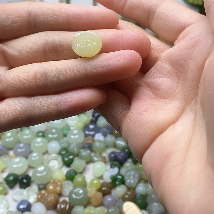 未镶嵌和田玉挂件莲花