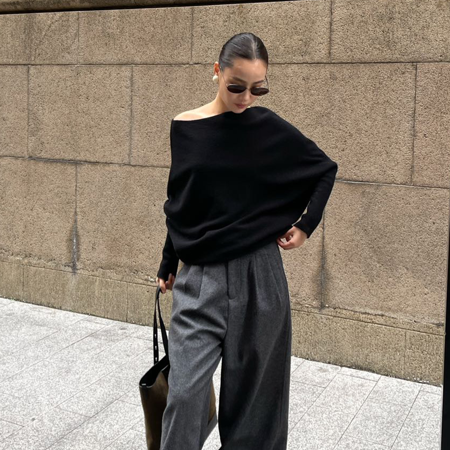 钟丹婷-极简黑色蝙蝠袖上衣秋冬慵懒松弛宽松设计感小众羊毛毛衣