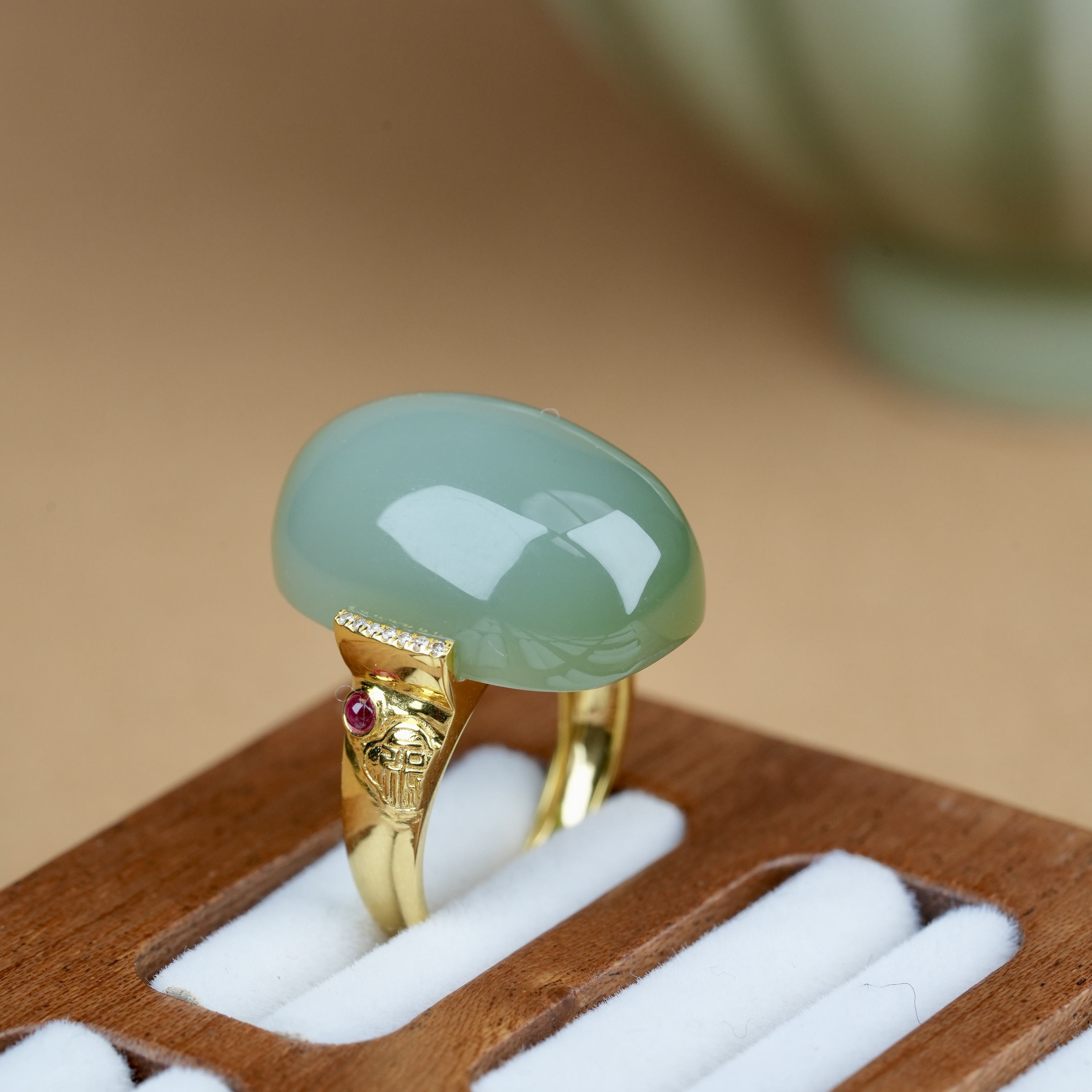 18k金镶嵌俄罗斯碧玉粉青起荧光戒指鸽子蛋女戒气质时尚精美复古