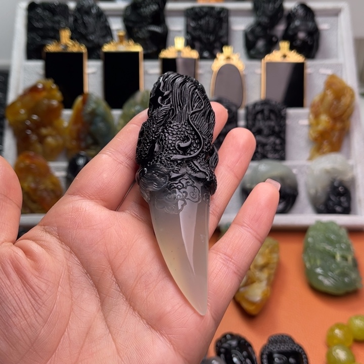 蛇纹石玉颈饰未镶嵌清****?