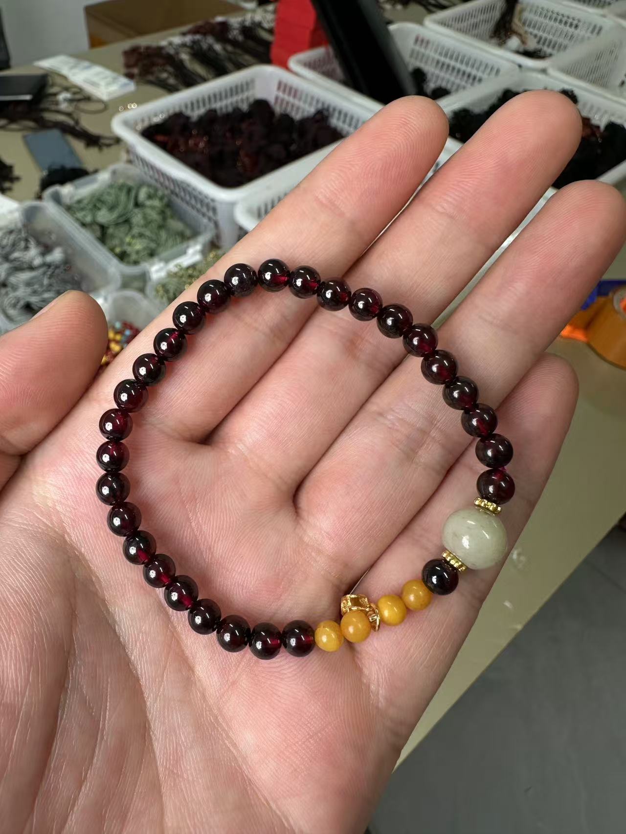 天然酒红色石榴石高货和田玉单圈手串
