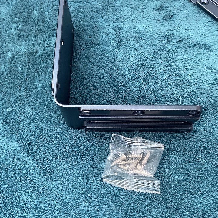 直角半包围地板和螺丝