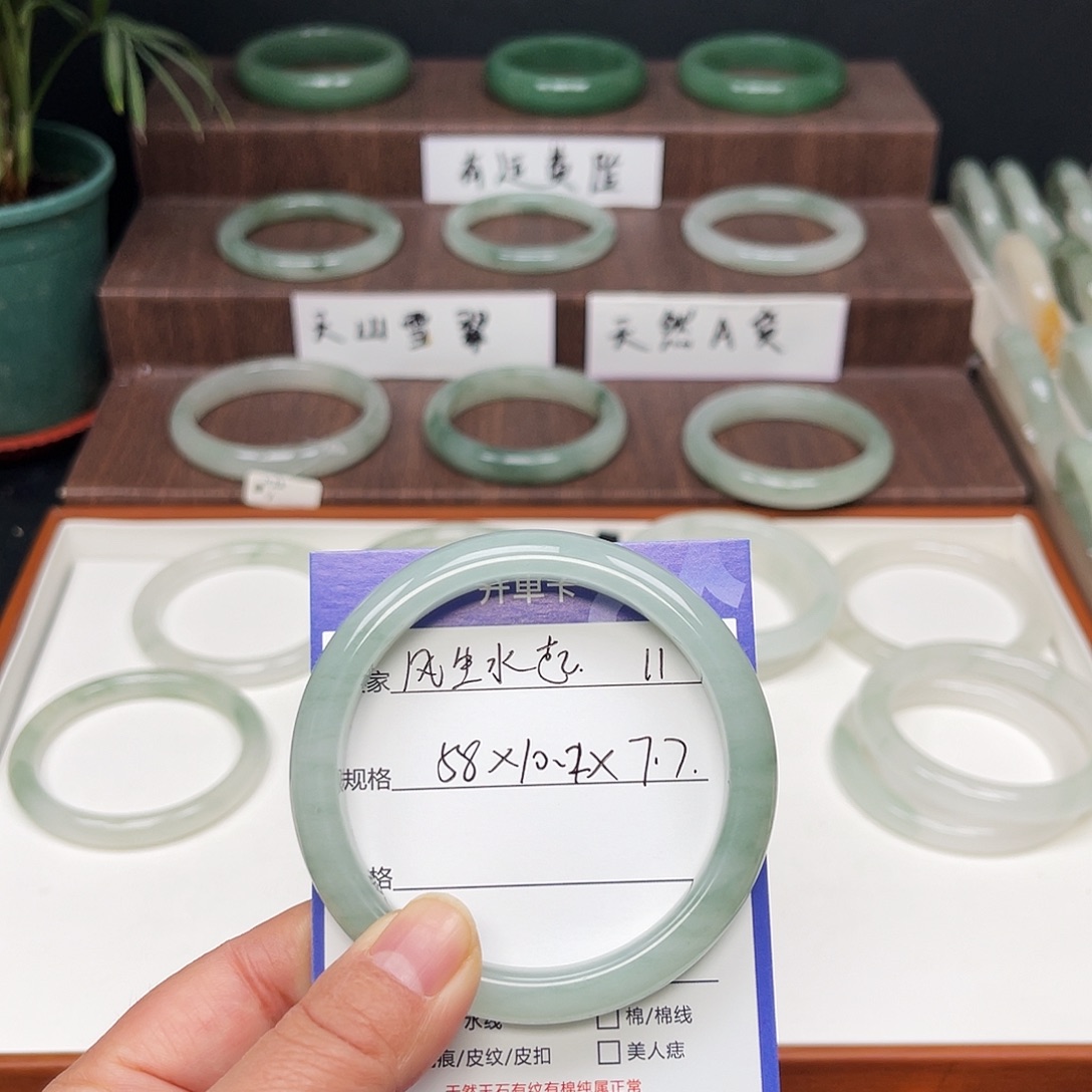 风***〆石英质玉（金丝玉）未镶嵌手镯