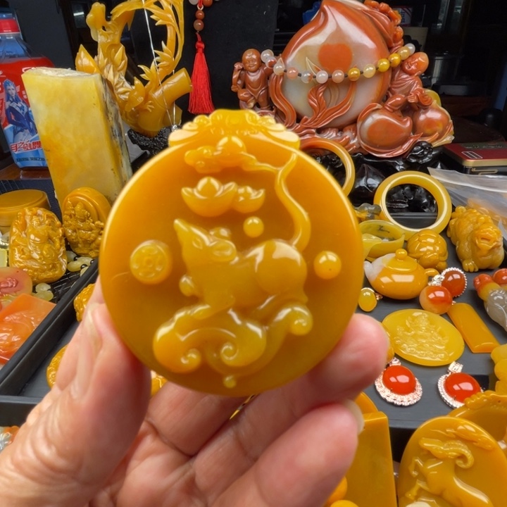 未镶嵌石英质玉（黄龙玉）颈饰