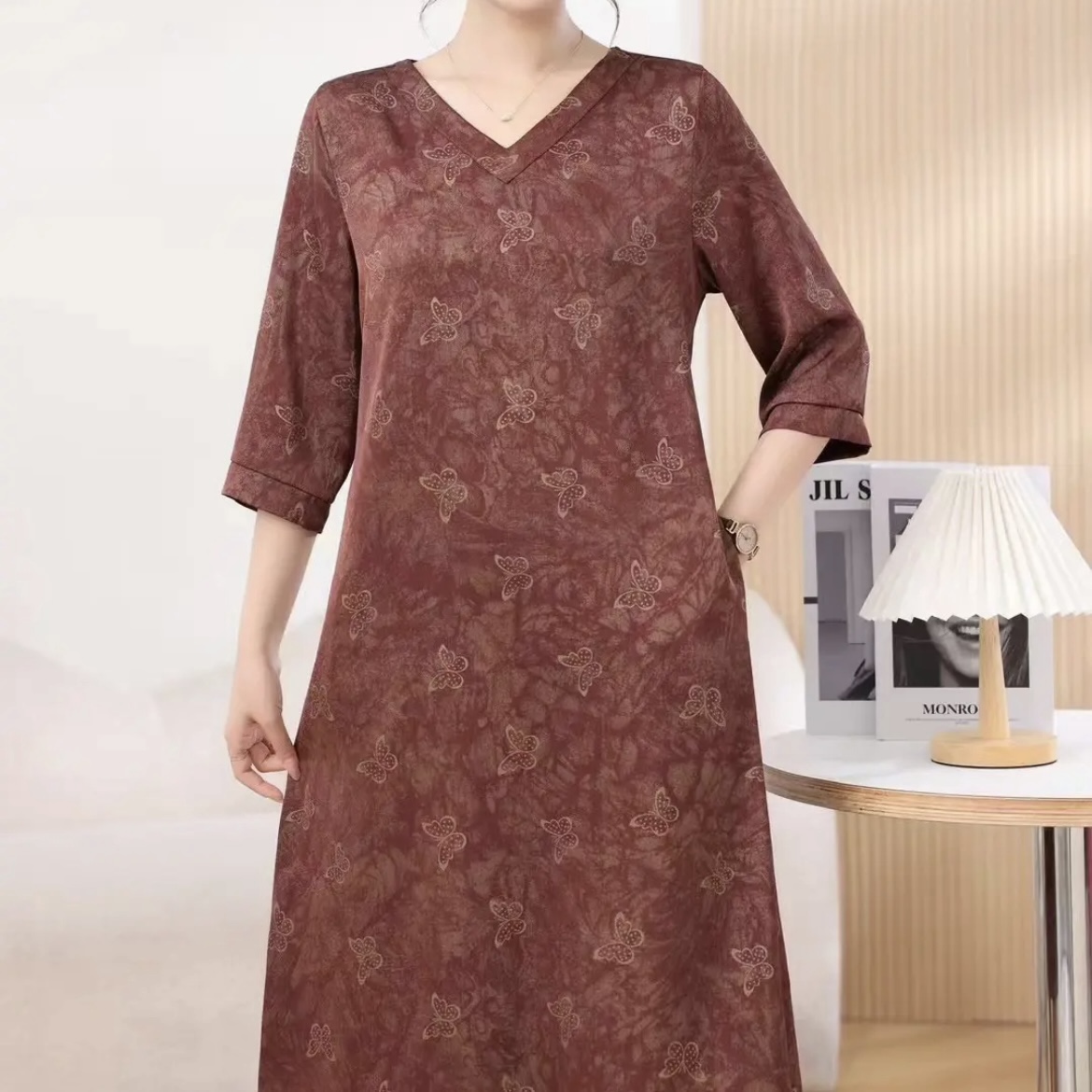 新款V领花香蝶自来重锻冠乐绉百搭连衣裙  1806