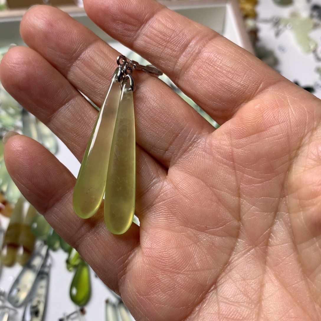 菲***鸟蛇纹石玉未镶嵌耳坠