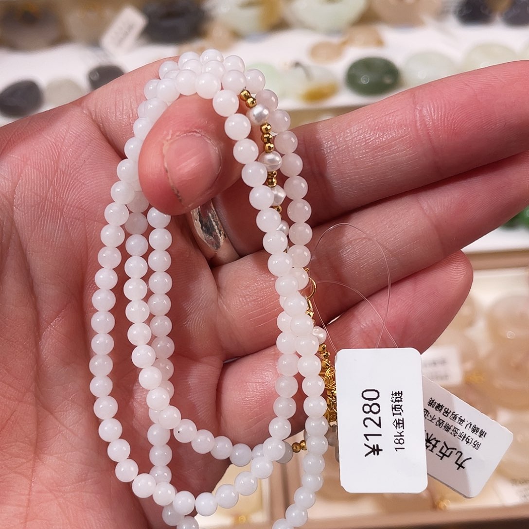 和田玉颈饰未镶嵌?