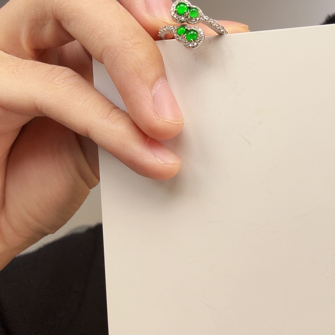 翡翠未镶嵌颈饰一件