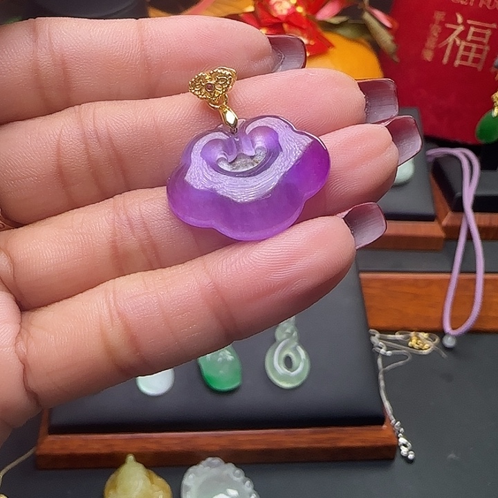 翡翠颈饰未镶嵌佛公