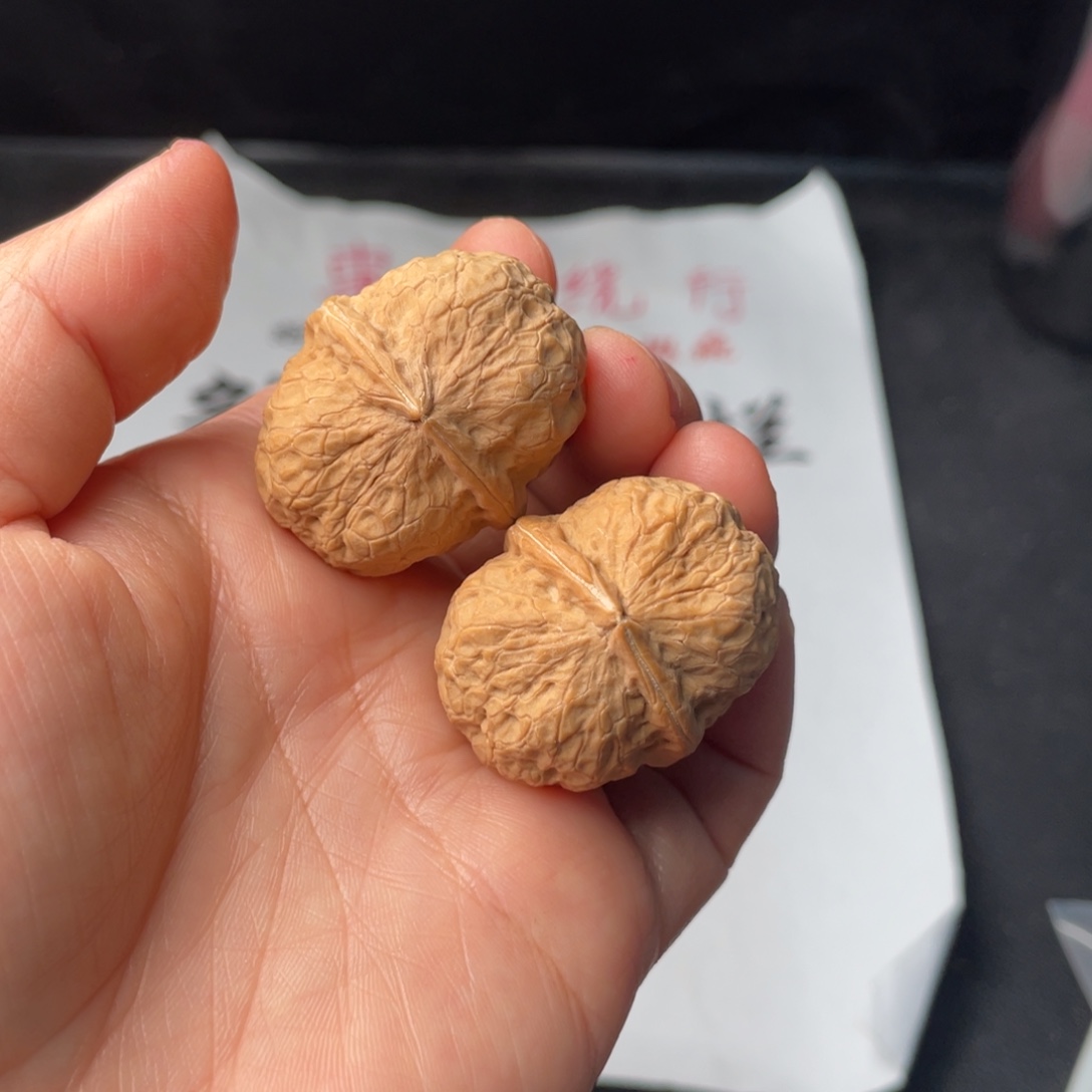 文玩核桃把件141。35铁元宝