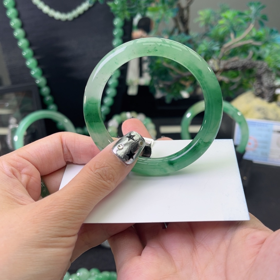 石英质玉（非洲翠）手镯未镶嵌