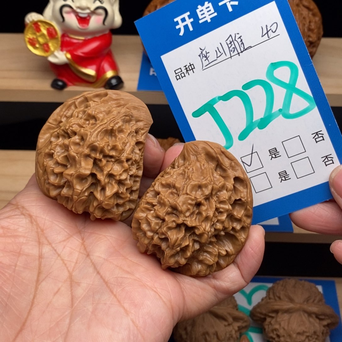 文玩核桃吊坠座山雕核桃