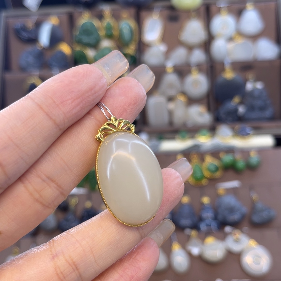 和田玉吊坠18K金镶嵌