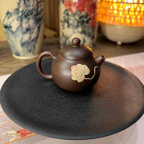 建水紫陶纯手工堆雕壶130cc球孔