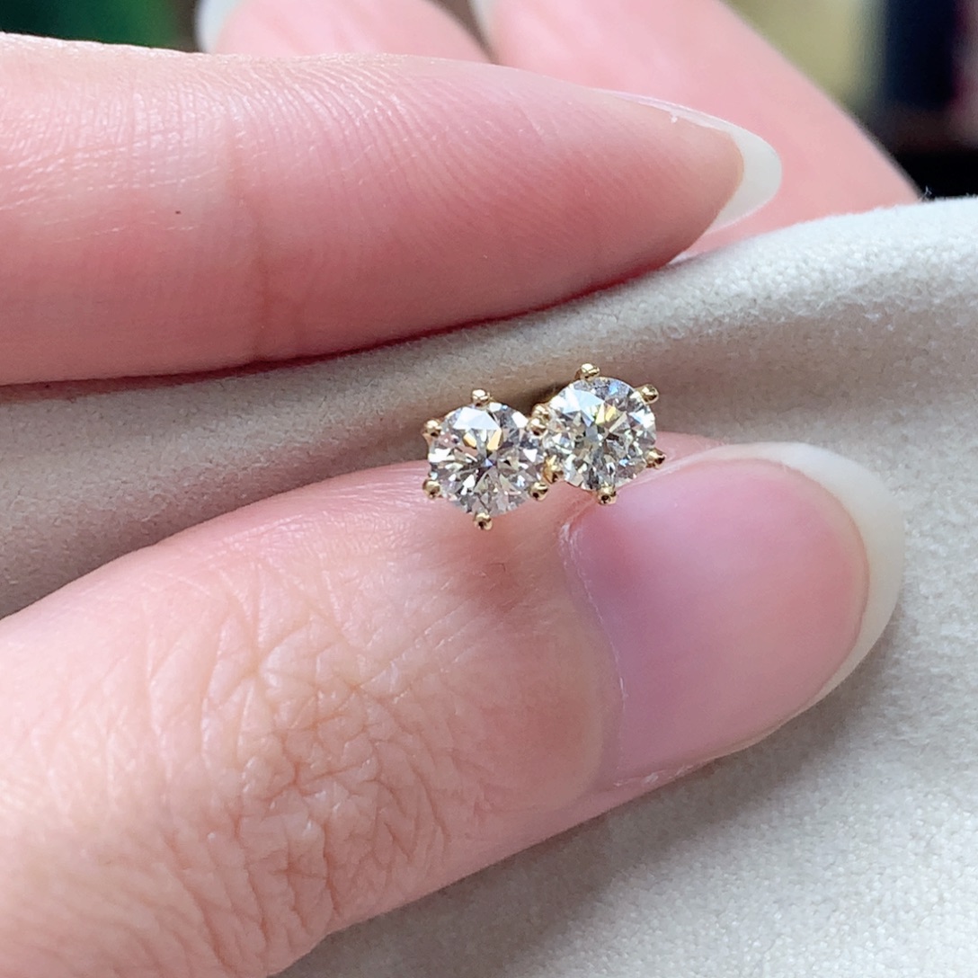 息***饰耳饰18K金镶嵌钻石18k金天然钻石八十分一对耳钉