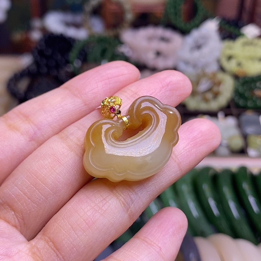 和田玉未镶嵌颈饰糖玉金镶如意锁吊坠毕业级