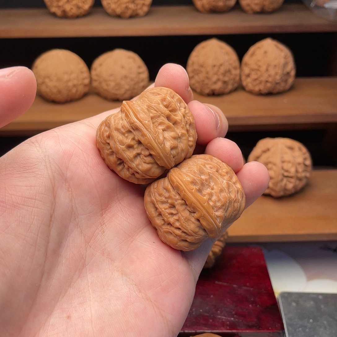 文玩核桃把件37红皮山地平谷元宝