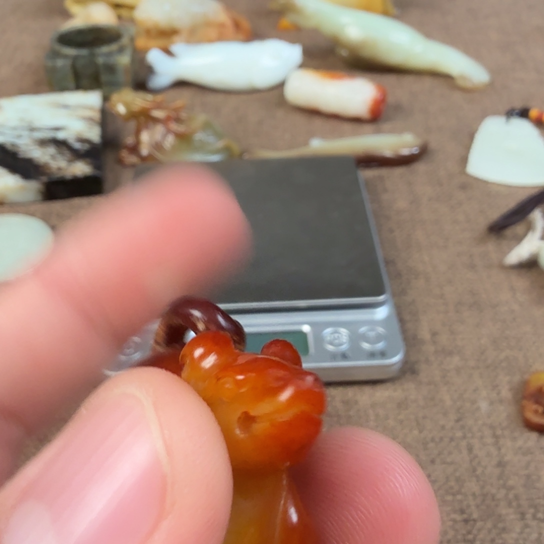 小***军和田玉（糖玉）未镶嵌珠宝奇石