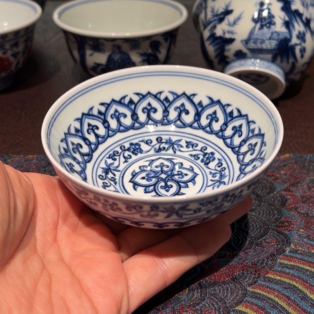 瓷精品青花宝相纹卧足普洱杯口径约10厘米