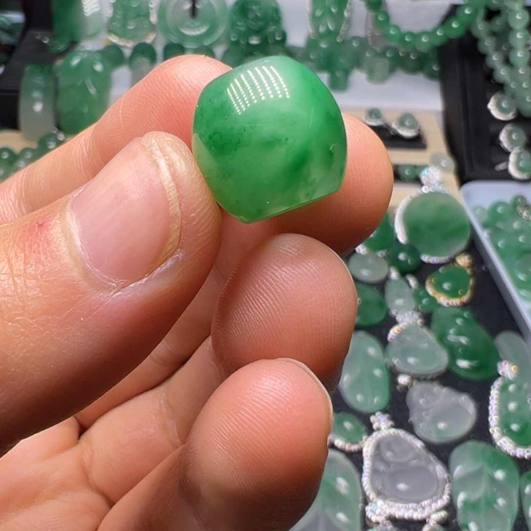 石英质玉（非洲翠）未镶嵌颈饰