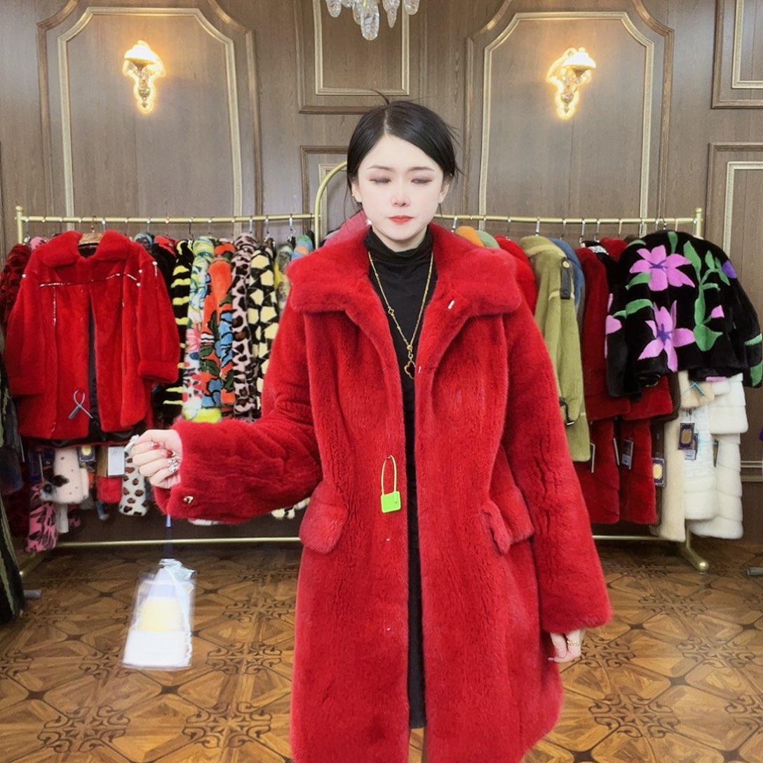 红色帽款中长皮草