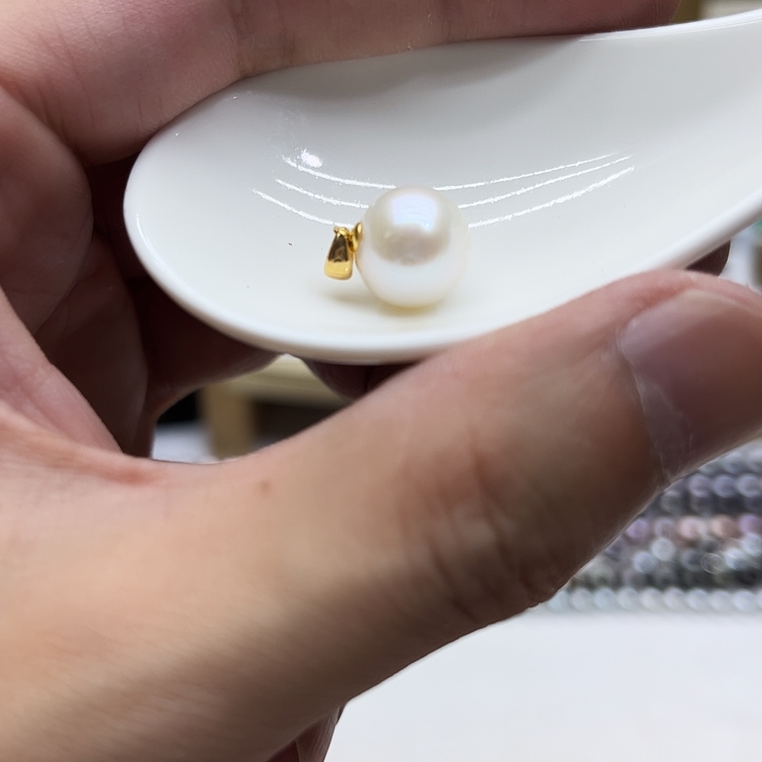 颈饰18K金镶嵌淡水珍珠