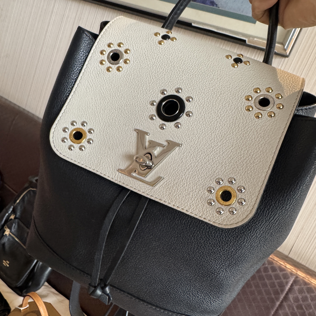 95新 LouisVuitton/路易威登 95新黑白镂空花lockme双肩包