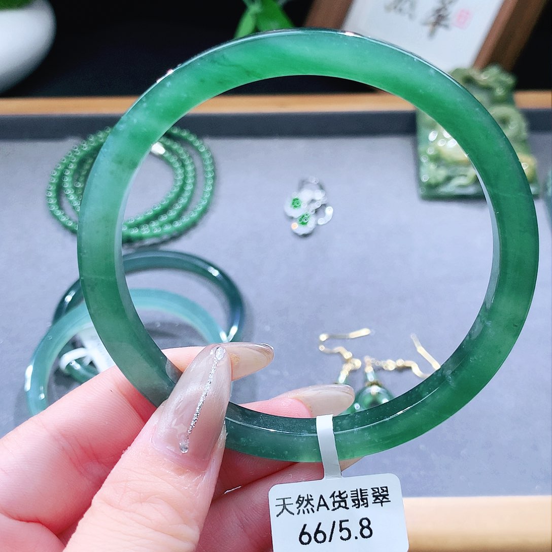 翡翠手镯（圆镯）未镶嵌